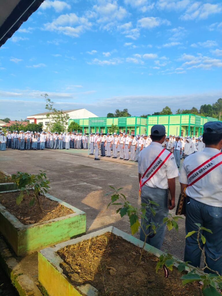 Semangat Baru dan Tradisi Saling Memaafkan: SMKN 2 Berau,  Gelar Upacara dan Halal Bihalal di Hari Pertama Sekolah